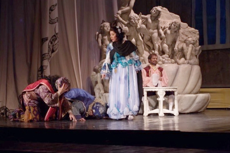 opera-comica-cos-fan-tutte-incheie-smbt-luna-mozart