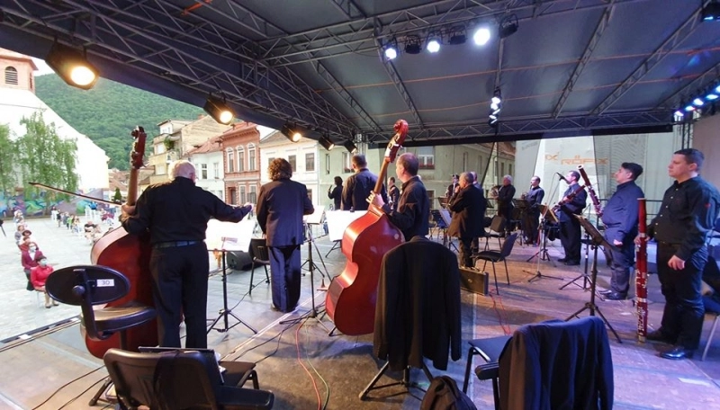 orchestra-de-suflatori-ai-filarmonicii-deschide-seria-concertelor-din-piata-sf-ioan