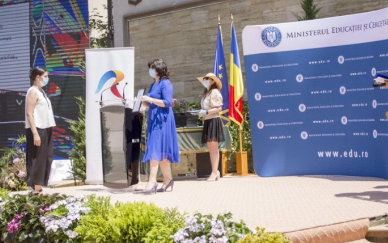 profesorii-la-scoala-in-fata-televizorului