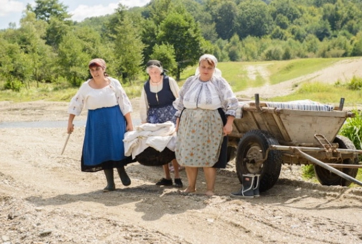 reinvierea-traditiilor-spalatul-si-inalbitul-rufelor-la-rau-la-venetia-de-sus