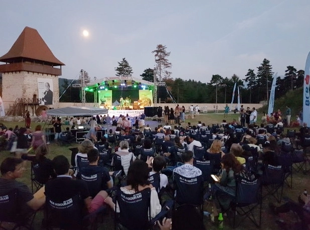 scena-brasovului-sa-mutat-la-rasnov-directia-5-phoenix-bucovina