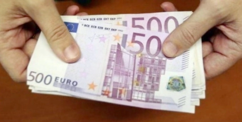 sia-recuperat-geanta-cu-3200-de-euro-pe-care-o-uitase-in-benzinarie
