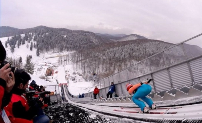 transport-gratuit-la-cupa-mondiala-feminina-de-sarituri-cu-schiurile-de-la-rasnov