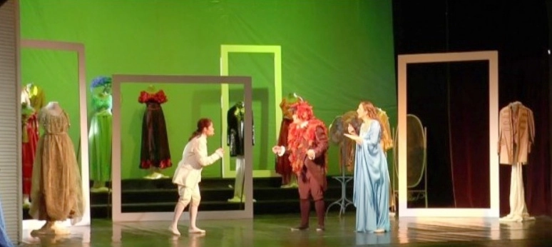 vitrina-cu-personaje-spectacollectie-pentru-copii-la-opera-brasov