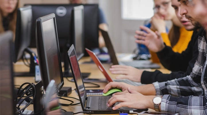 100-de-burse-gratuite-pentru-cursuri-de-formare-in-competente-digitale-it-oferite-elevilor-si-studentilor-brasoveni