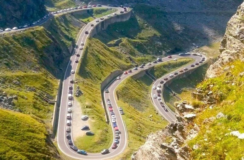 circulatia-pe-transfagarasan-intre-piscul-negru-si-balea-cascada-sa-redschis