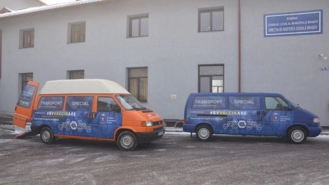 doua-microbuze-stau-la-dispozitia-persoanelor-greu-deplasabile-care-sunt-programate-la-vaccinarea-anticovid