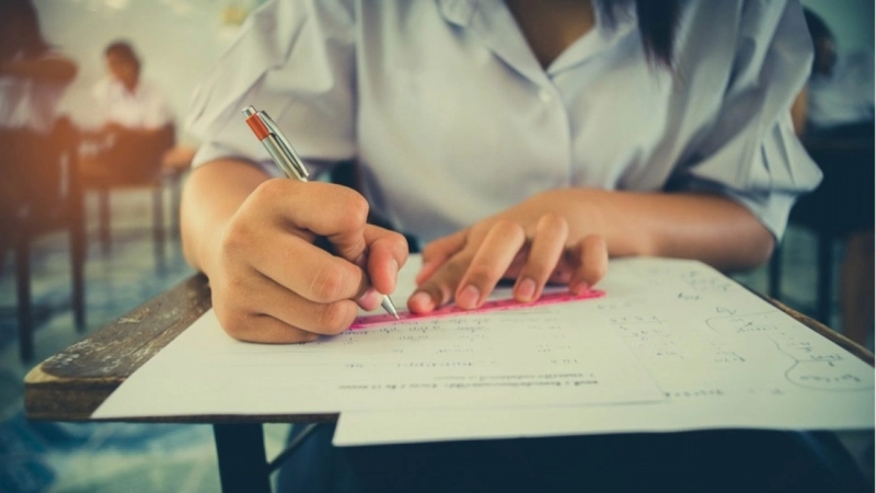 elevii-brasoveni-din-clasa-a-xiia-si-din-clasa-a-xiiia-sustin-simularea-examenului-de-bacalaureat
