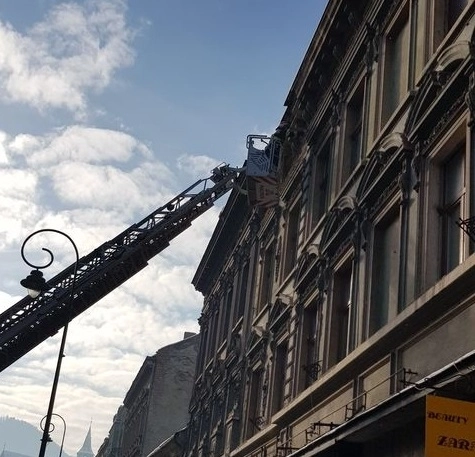 foto-pericol-in-centrul-brasovului-tencuiala-unei-cladiri-istorice-a-inceput-sa-cada-pe-trecatori