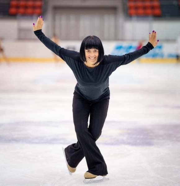 patinaj-artistic-simona-punga-revine-la-corona-brasov