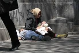 patronii-de-restaurante-se-vor-transforma-in-cersetori-intro-actiune-menita-sa-atraga-atentia-asupre-fenomenului-cersetoriei