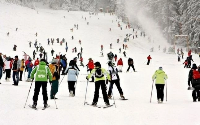 poiana-brasov-a-fost-luata-cu-asalt-si-in-acest-weekend-de-turisti