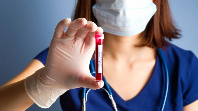 tot-mai-multi-tineri-se-infecteaza-cu-tulpina-din-marea-britanie-a-virusului