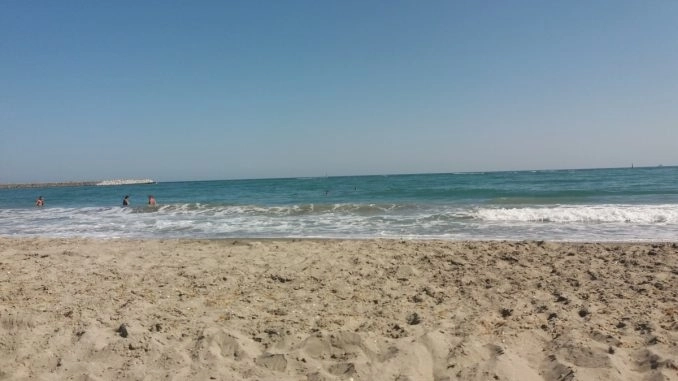 turistii-se-pot-caza-pe-litoral-insa-cluburile-vor-fi-inchise