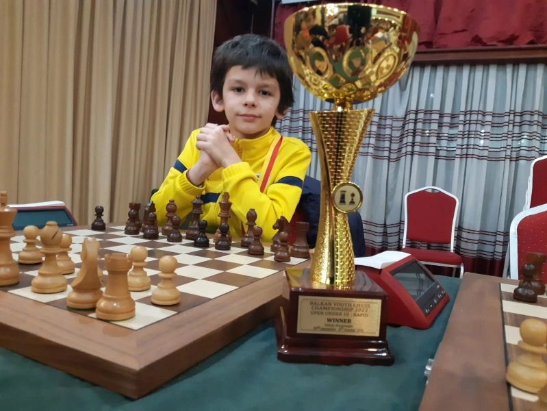 brasoveanul-vladimir-sofronie-in-varsta-de-9-ani-triplu-campion-balcanic-la-sah-junior-