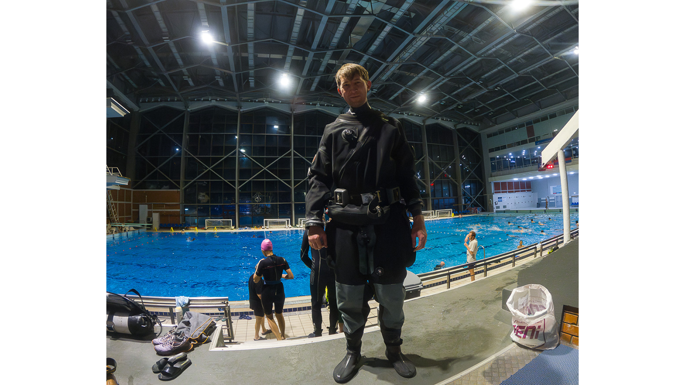 Я в сухом костюме в бассейне