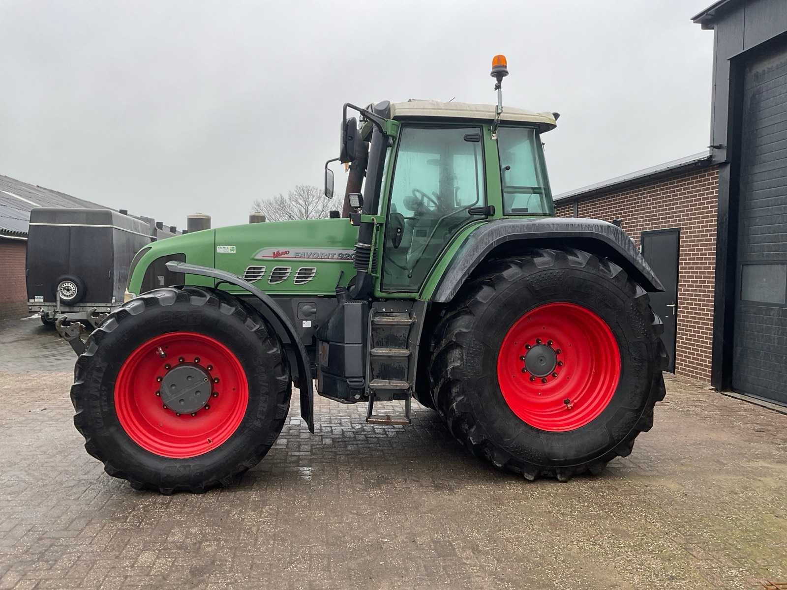 Fendt 920 Vario 4WD landbouwtractor uit 2001 met fronthef, luchtremmen en cabine