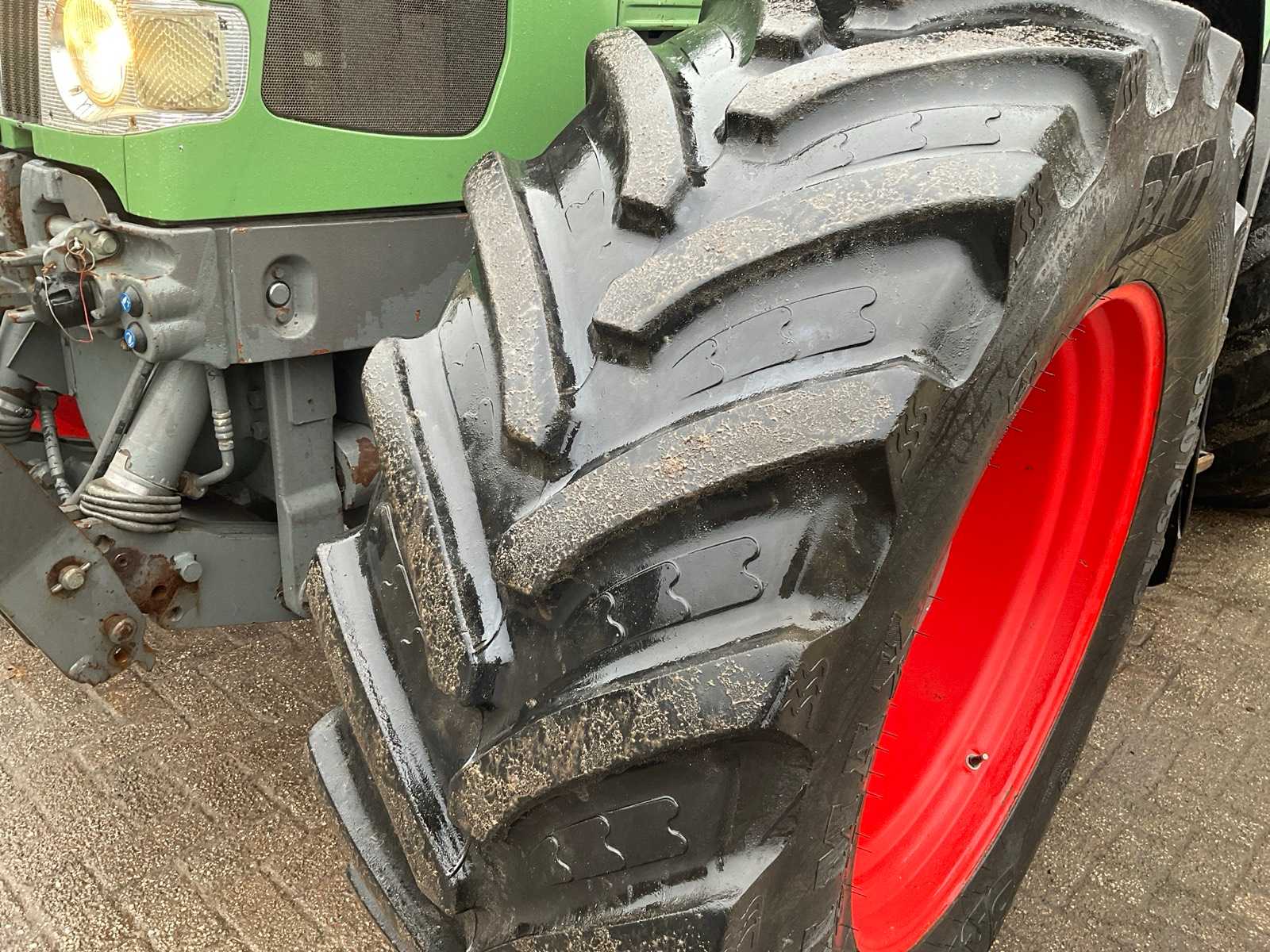 Fendt 920 Vario 4WD landbouwtractor uit 2001 met fronthef, luchtremmen en cabine