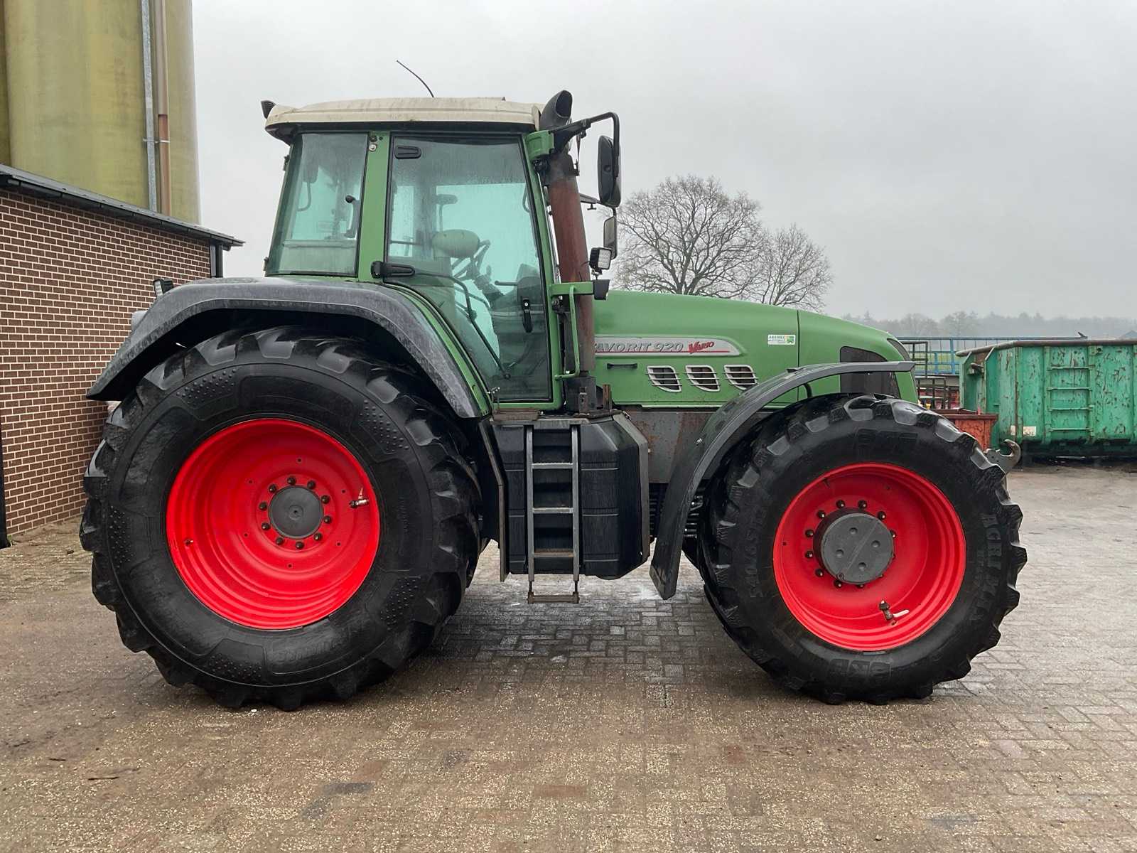 Fendt 920 Vario 4WD landbouwtractor uit 2001 met fronthef, luchtremmen en cabine