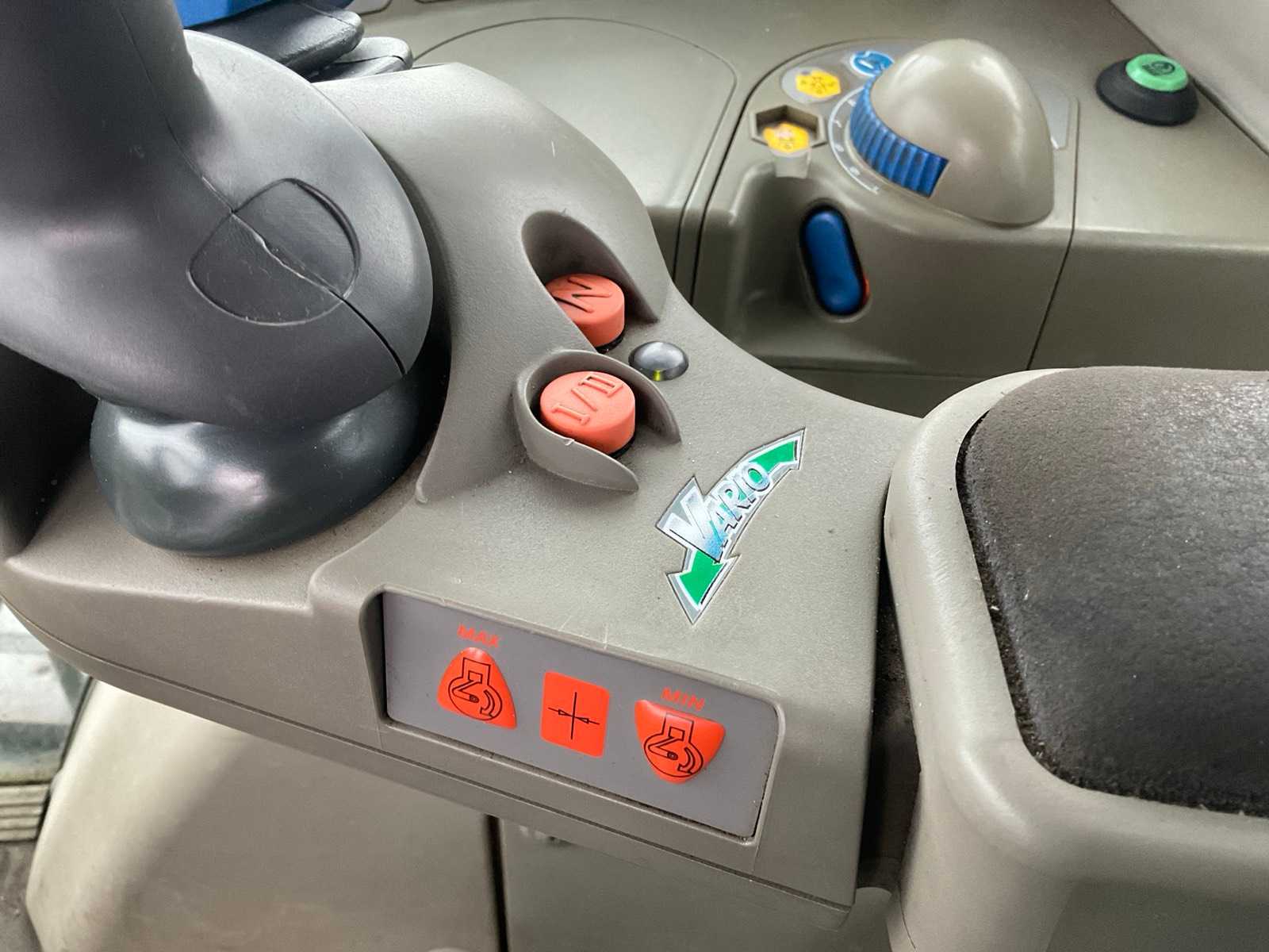 Fendt 920 Vario 4WD landbouwtractor uit 2001 met fronthef, luchtremmen en cabine