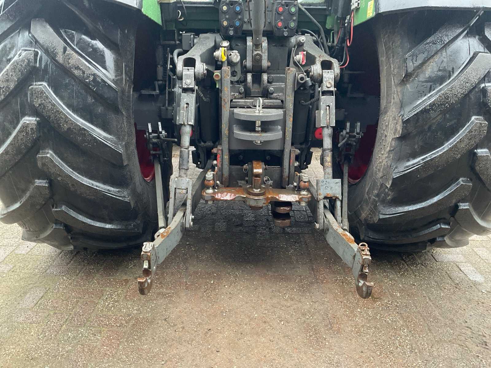 Fendt 920 Vario 4WD landbouwtractor uit 2001 met fronthef, luchtremmen en cabine