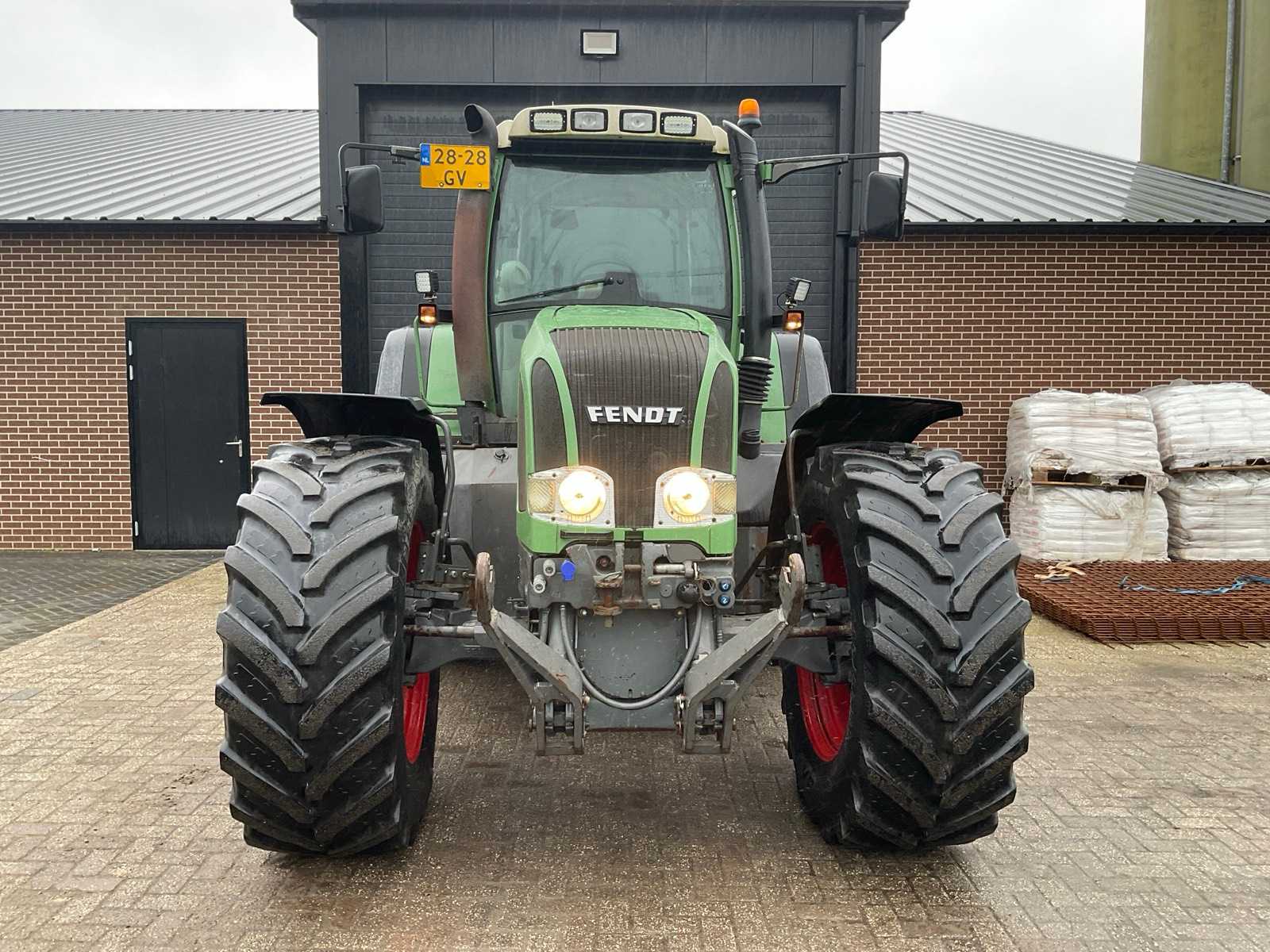 Fendt 920 Vario 4WD landbouwtractor uit 2001 met fronthef, luchtremmen en cabine