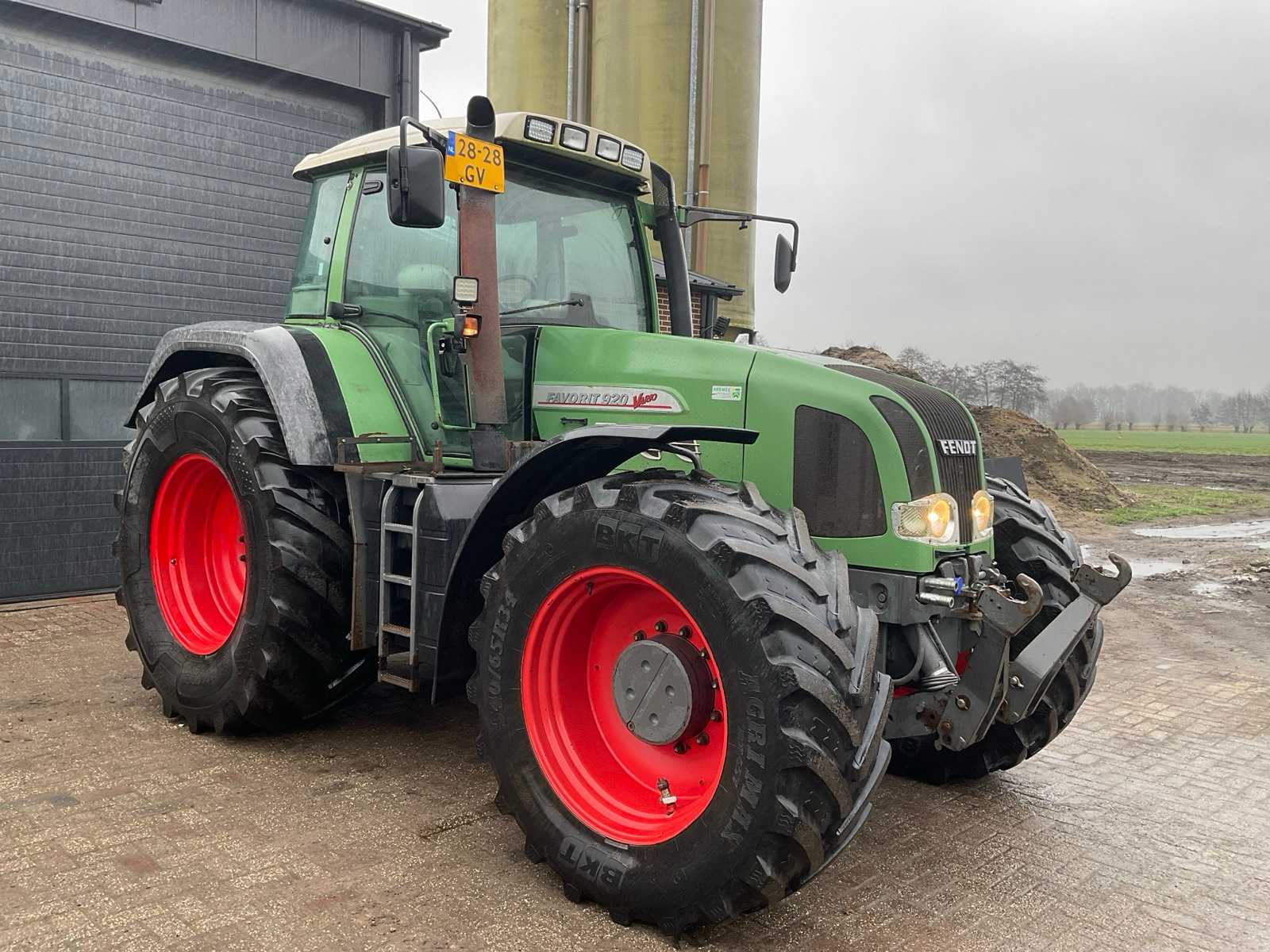 Fendt 920 Vario 4WD landbouwtractor uit 2001 met fronthef, luchtremmen en cabine