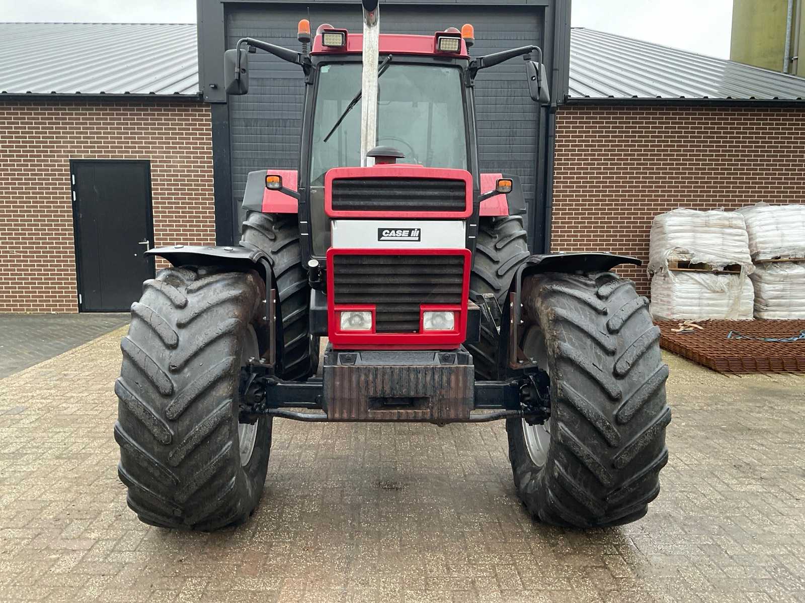 Case IH 1455 XL vierwielaangedreven landbouwtractor met cabine