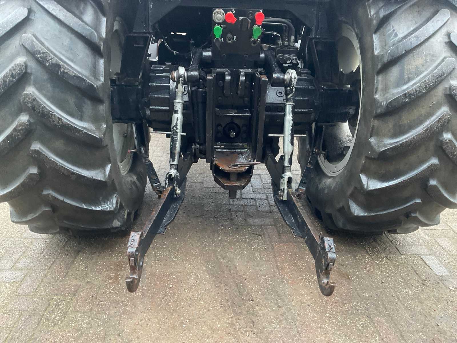 Case IH 1455 XL vierwielaangedreven landbouwtractor met cabine