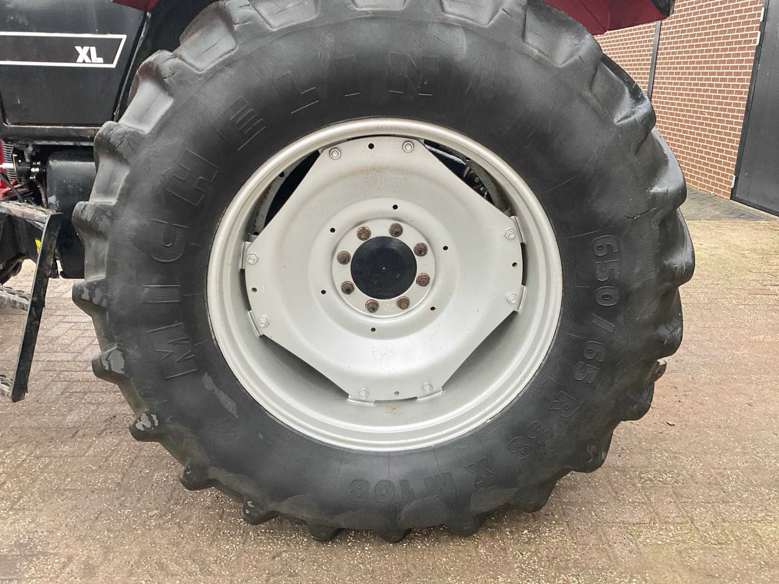 Case IH 1455 XL vierwielaangedreven landbouwtractor met cabine