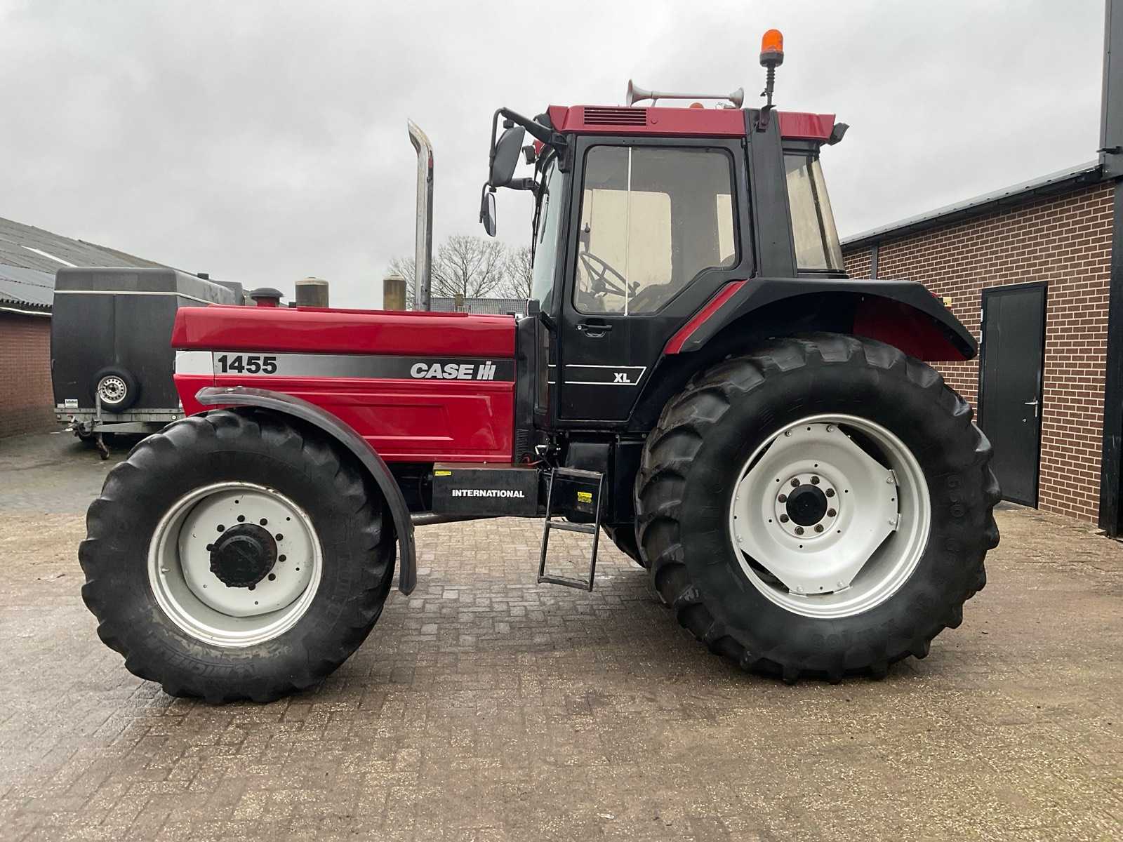 Case IH 1455 XL vierwielaangedreven landbouwtractor met cabine