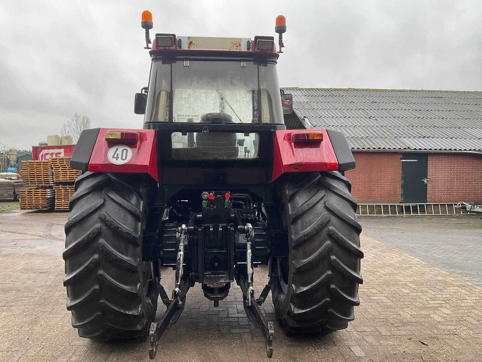 Case IH 1455 XL vierwielaangedreven landbouwtractor met cabine