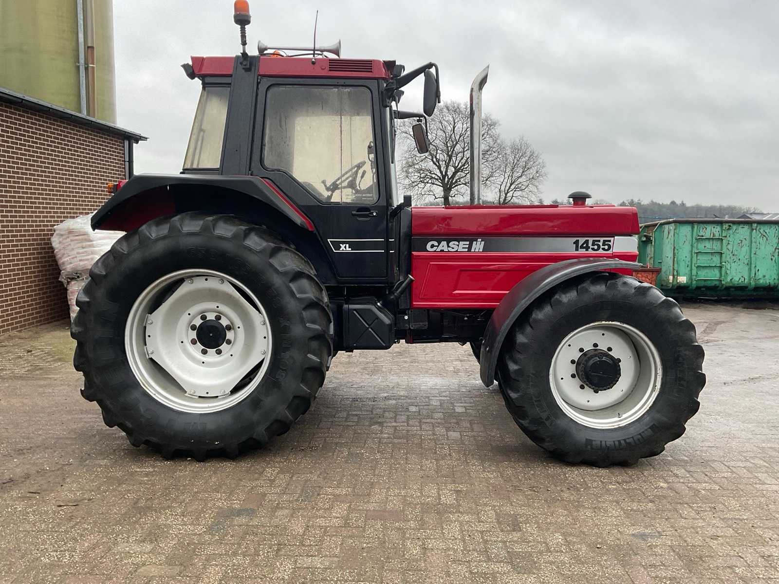 Case IH 1455 XL vierwielaangedreven landbouwtractor met cabine