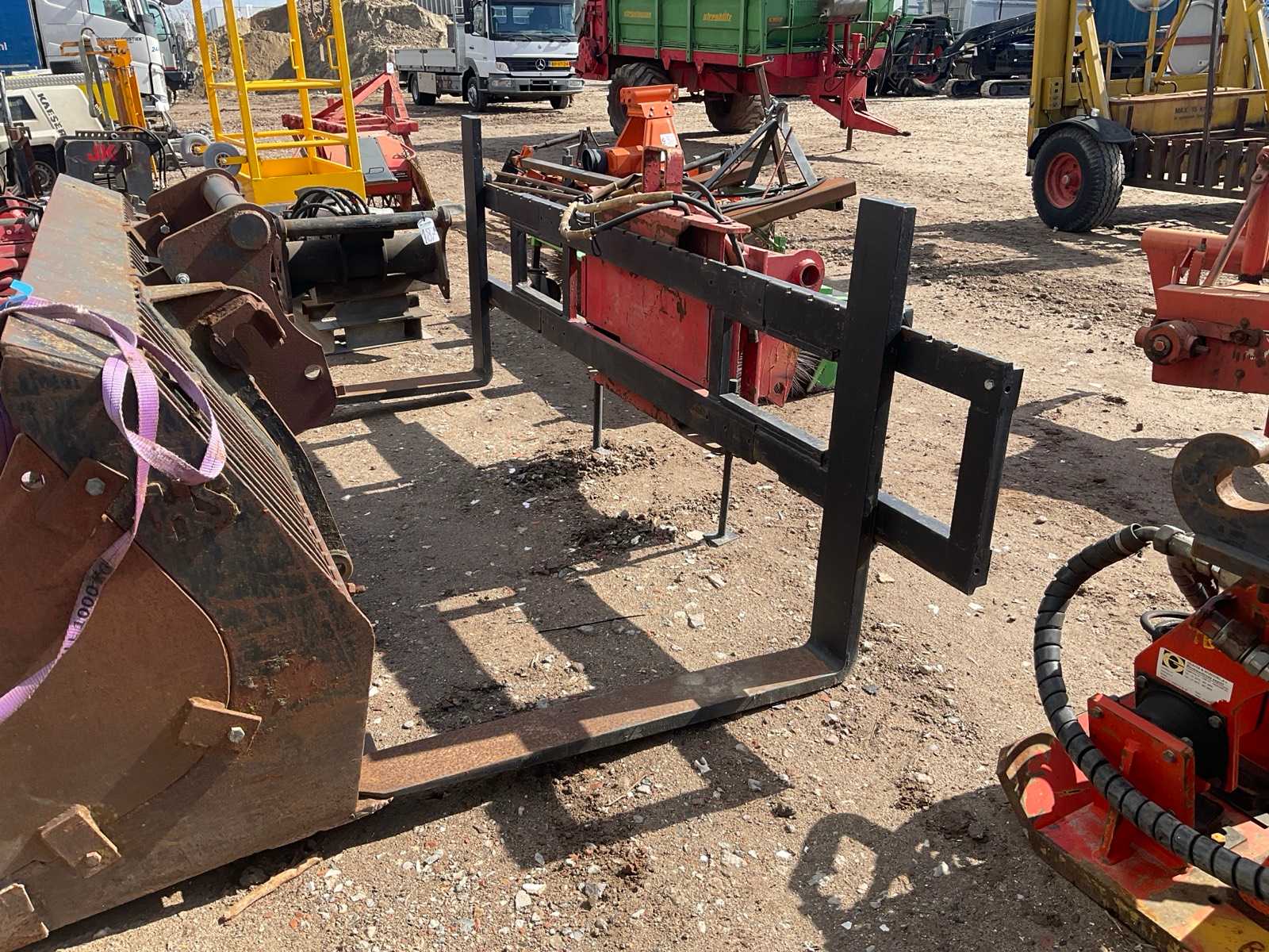 Verstelbaar kantelbaar lepelbord 1500/4000 kg, bouwjaar 2012