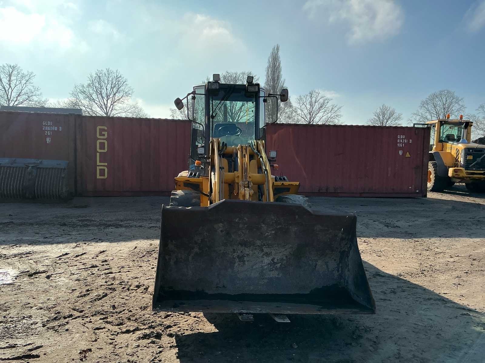 Ahlmann AL85T shovel (2003) met snelwissel en palletbord + bak