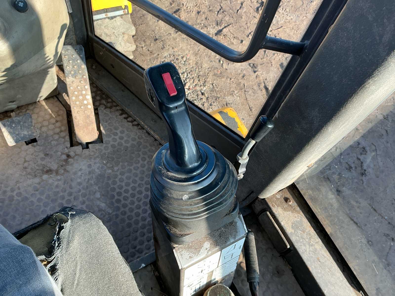 Ahlmann AL85T shovel (2003) met snelwissel en palletbord + bak