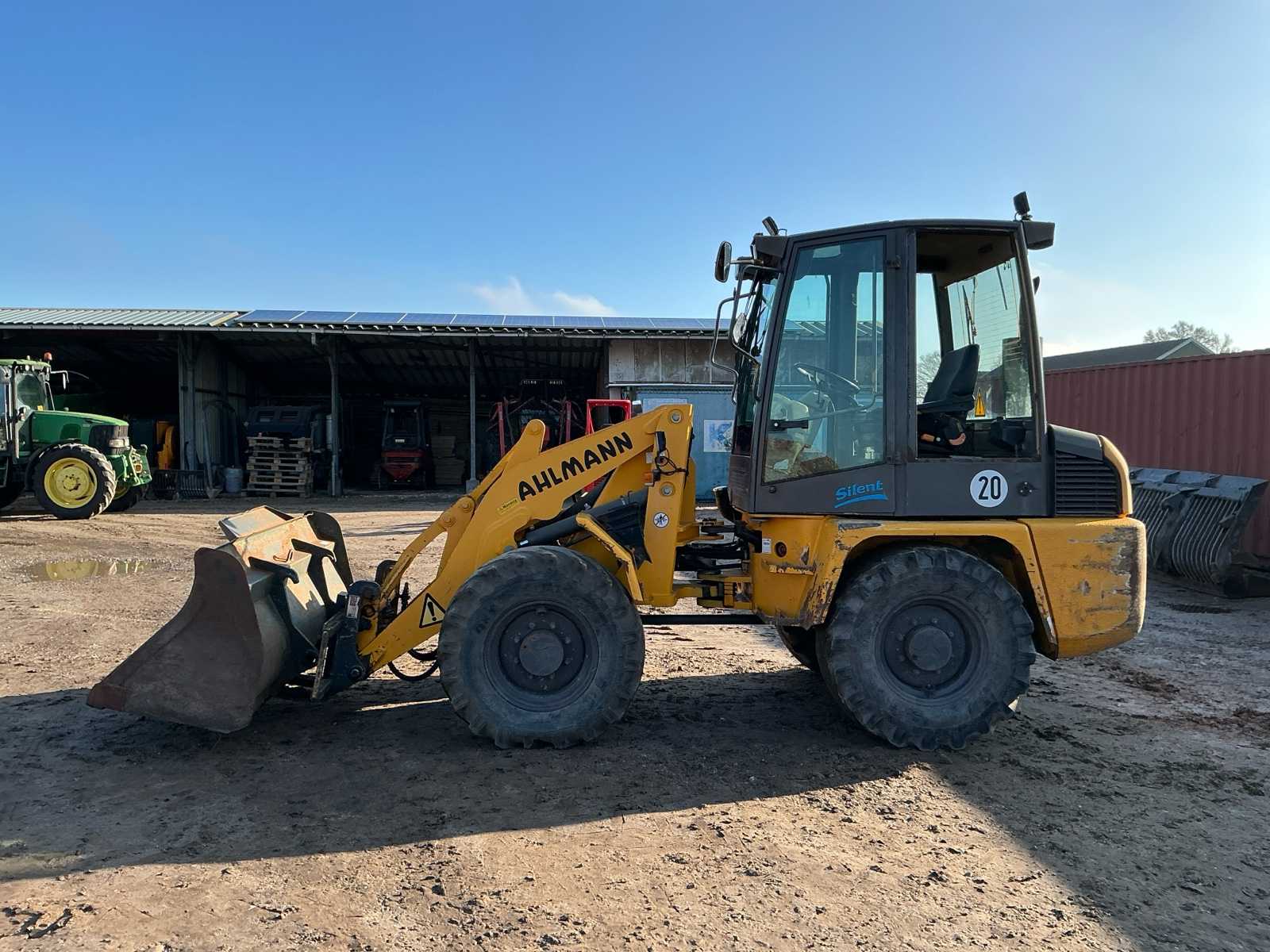 Ahlmann AL85T shovel (2003) met snelwissel en palletbord + bak