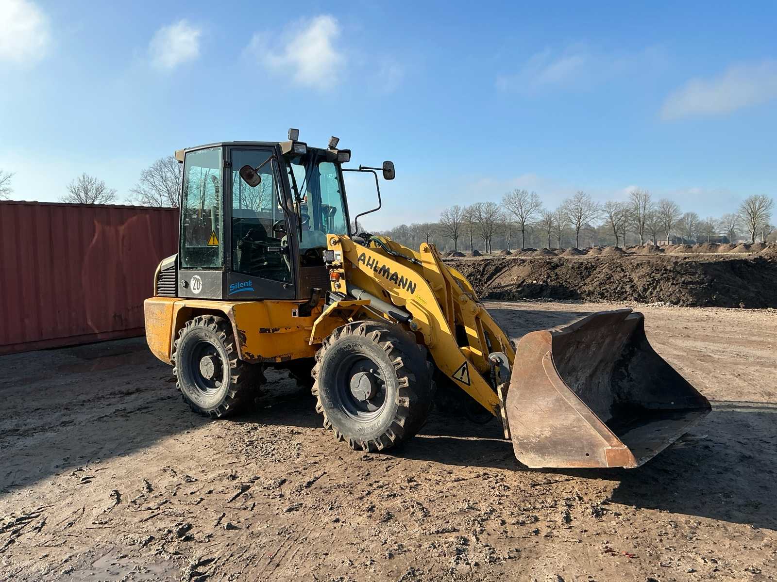 Ahlmann AL85T shovel (2003) met snelwissel en palletbord + bak