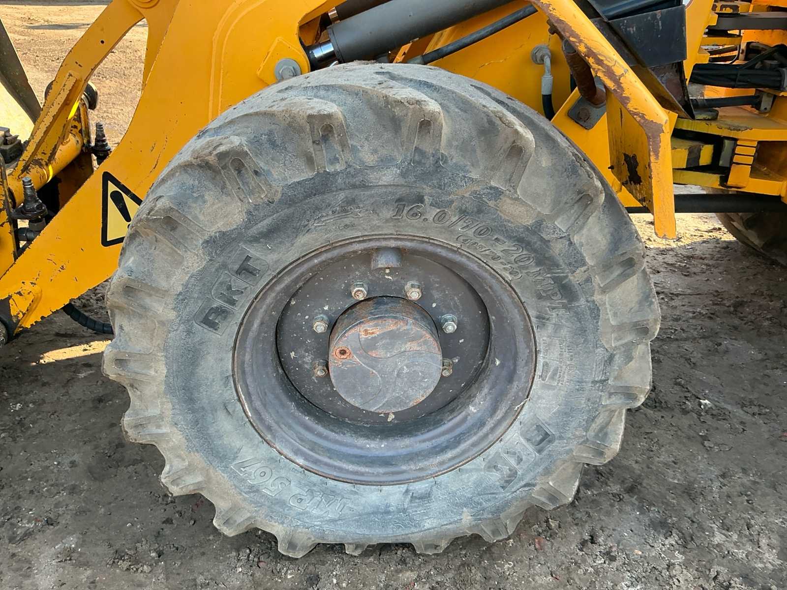 Ahlmann AL85T shovel (2003) met snelwissel en palletbord + bak