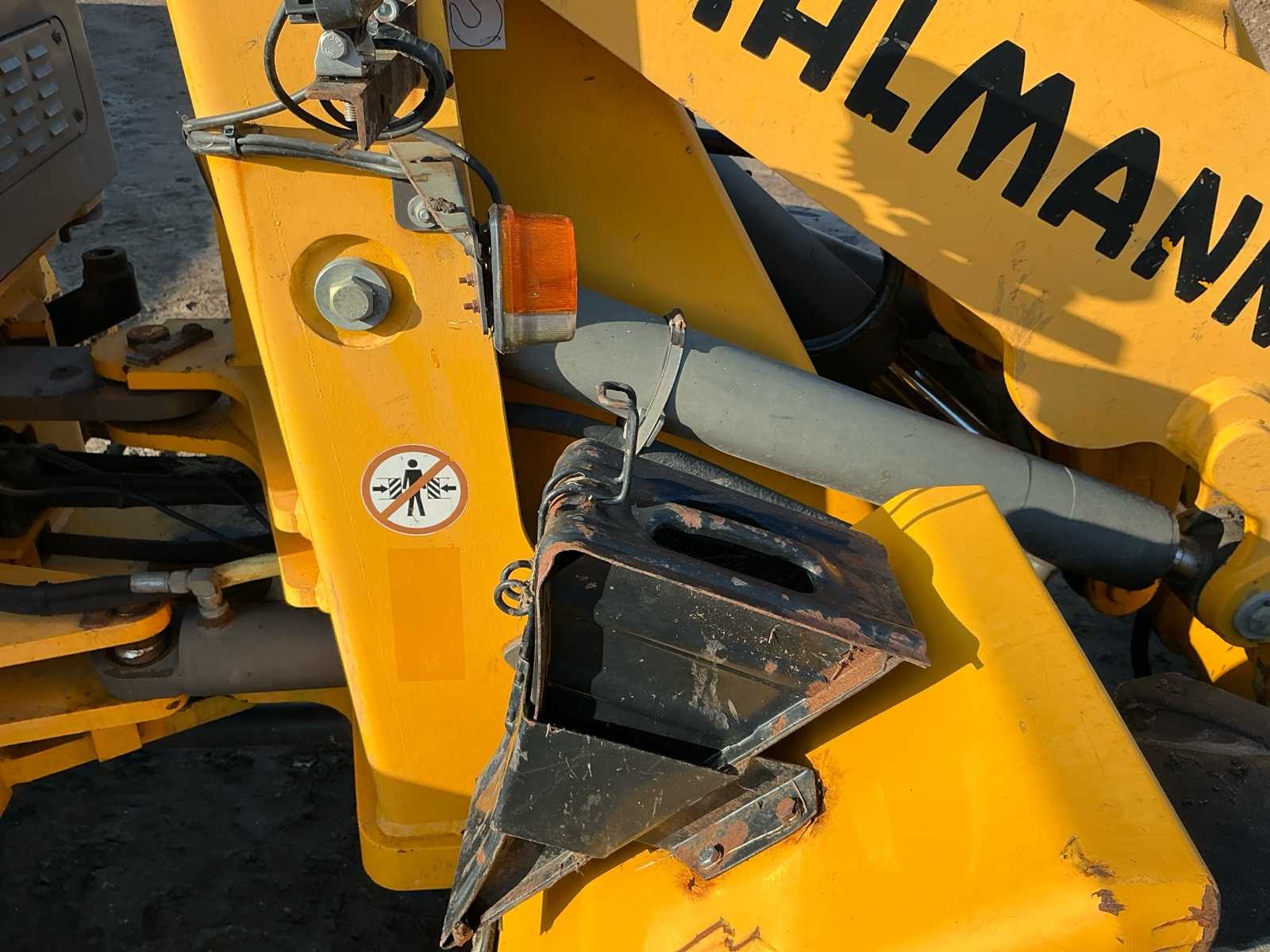 Ahlmann AL85T shovel (2003) met snelwissel en palletbord + bak
