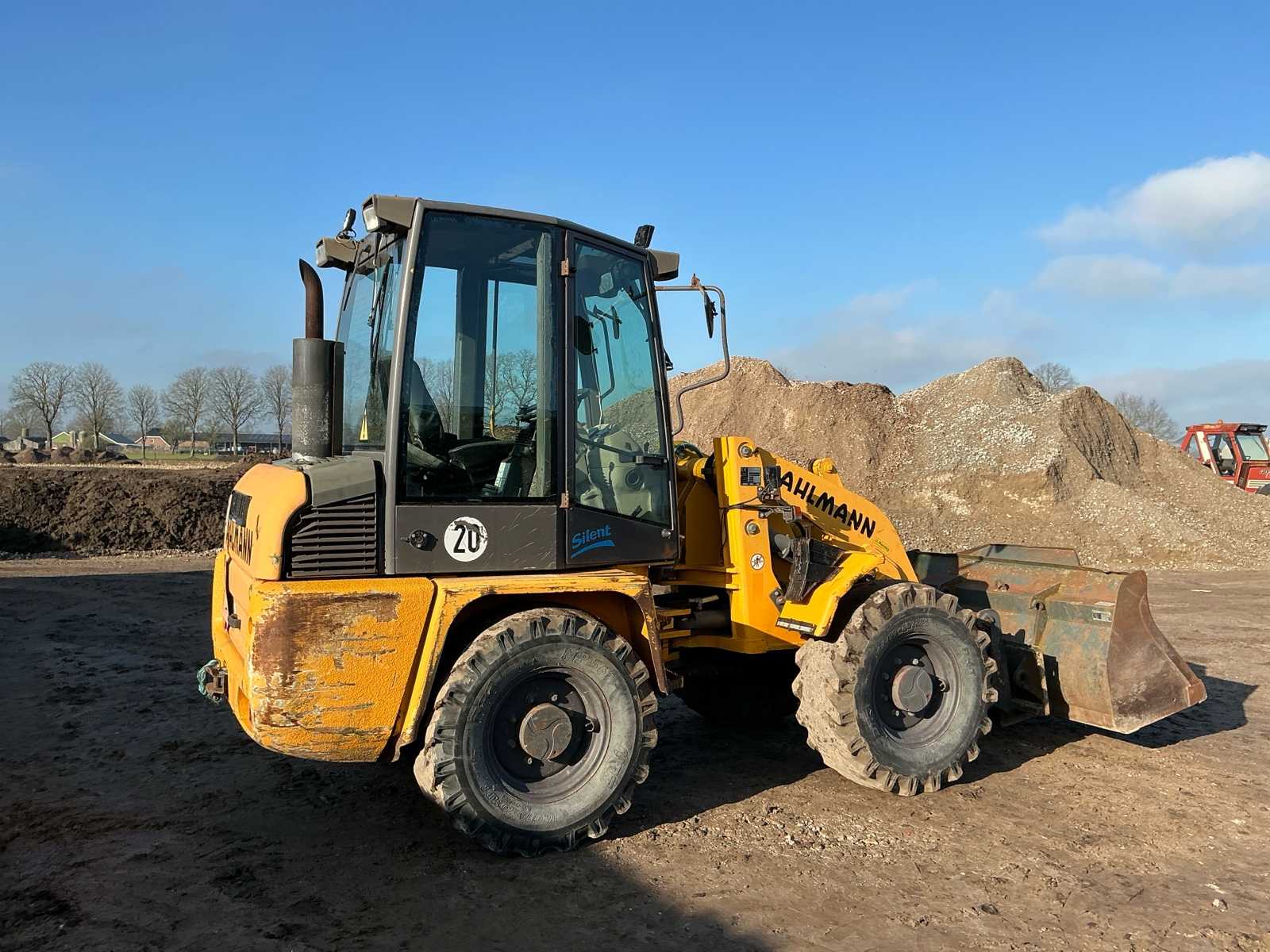 Ahlmann AL85T shovel (2003) met snelwissel en palletbord + bak