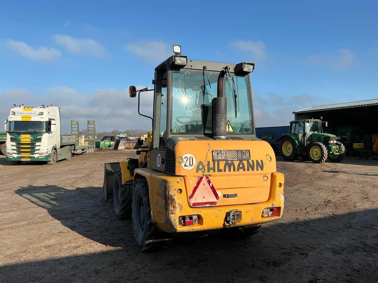Ahlmann AL85T shovel (2003) met snelwissel en palletbord + bak