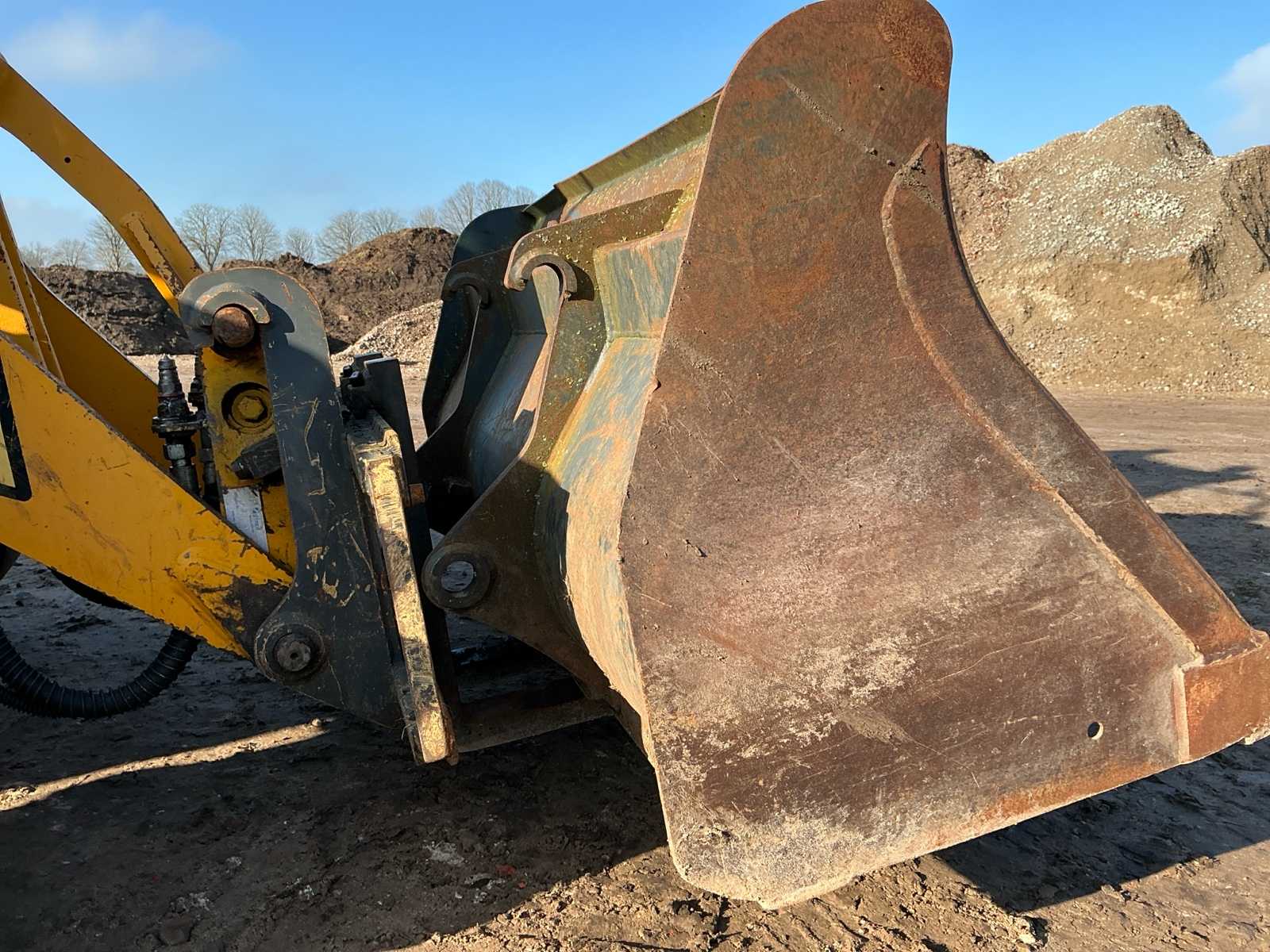 Ahlmann AL85T shovel (2003) met snelwissel en palletbord + bak