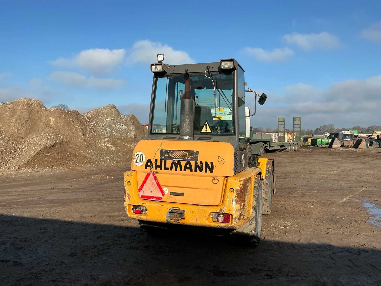 Ahlmann AL85T shovel (2003) met snelwissel en palletbord + bak