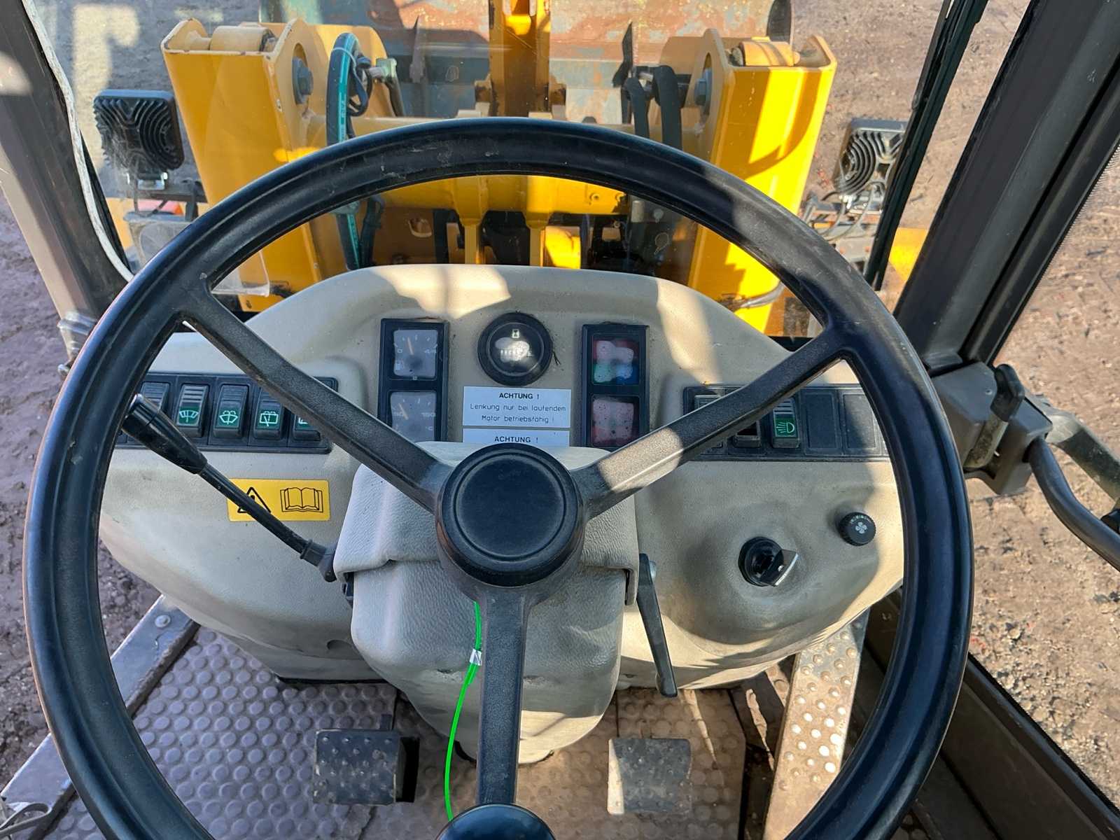 Ahlmann AL85T shovel (2003) met snelwissel en palletbord + bak