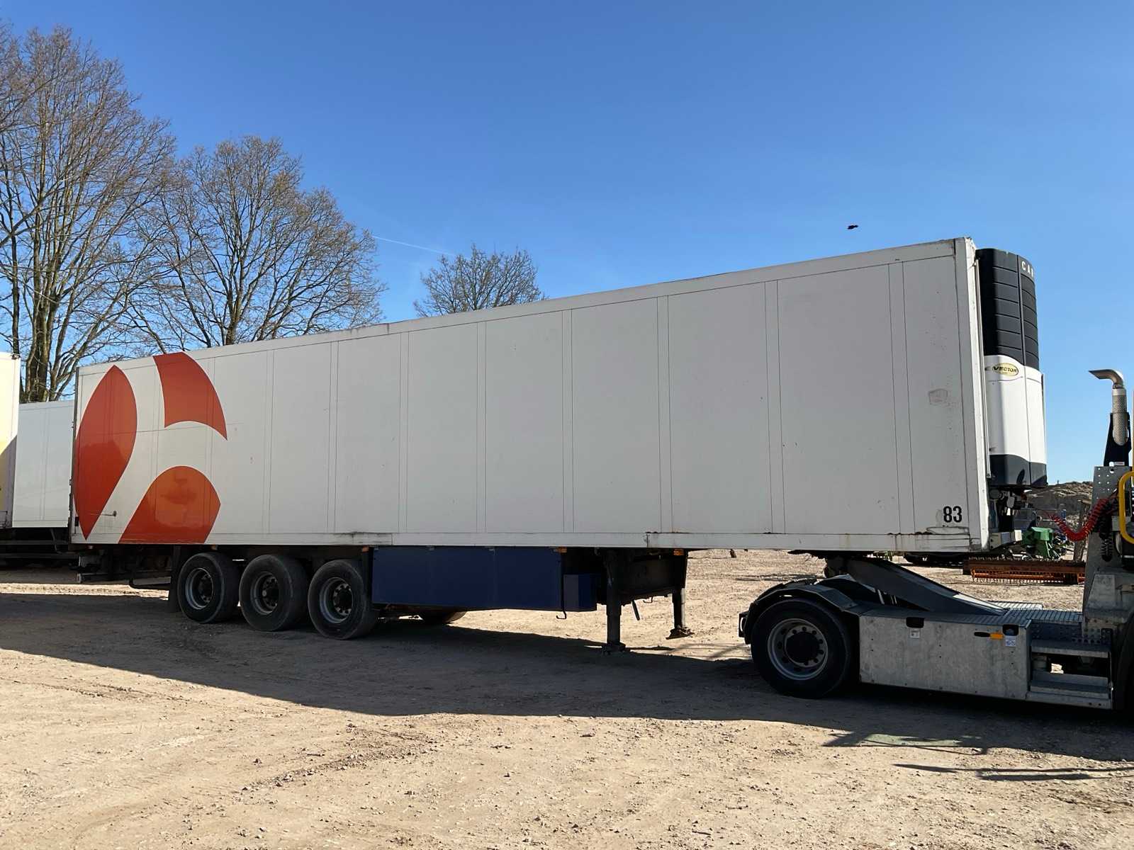 Schmitz SKO 24 koeloplegger 1998 met Carrier Vector 1800, 3 assen, 30.400 kg laadvermogen