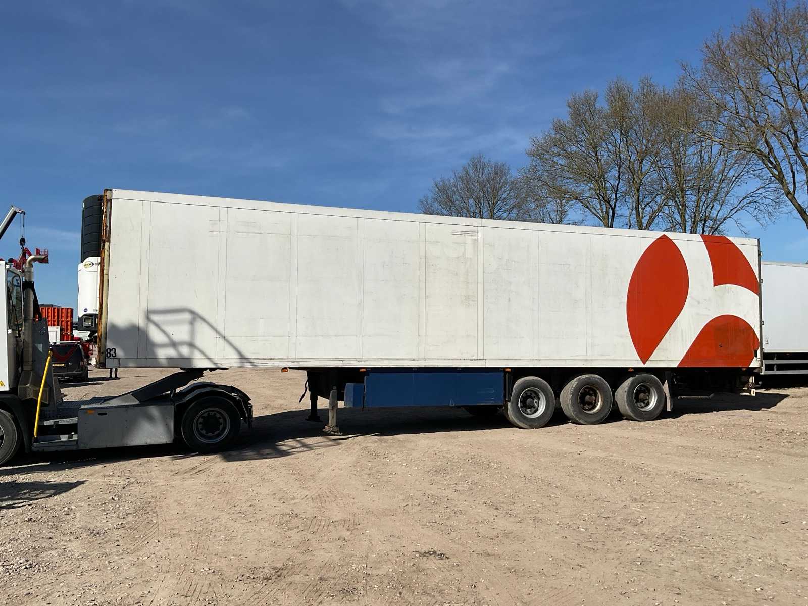 Schmitz SKO 24 koeloplegger 1998 met Carrier Vector 1800, 3 assen, 30.400 kg laadvermogen