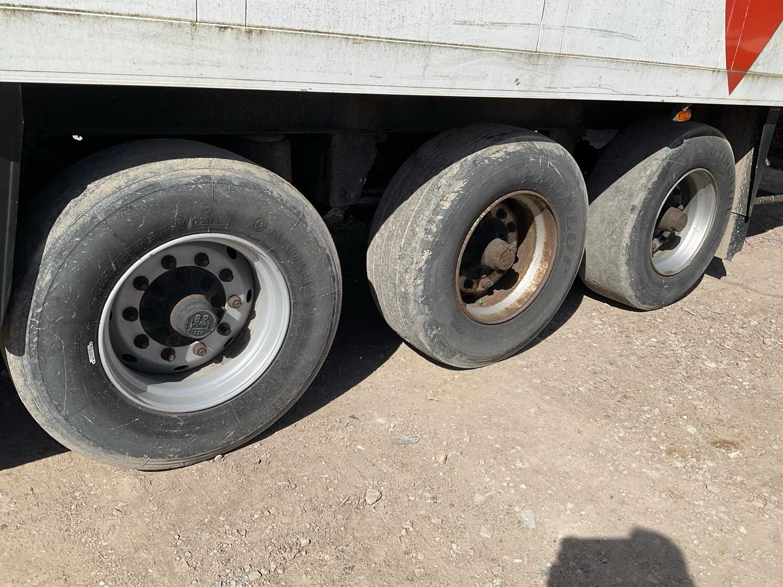 Schmitz SKO 24 koeloplegger 1998 met Carrier Vector 1800, 3 assen, 30.400 kg laadvermogen