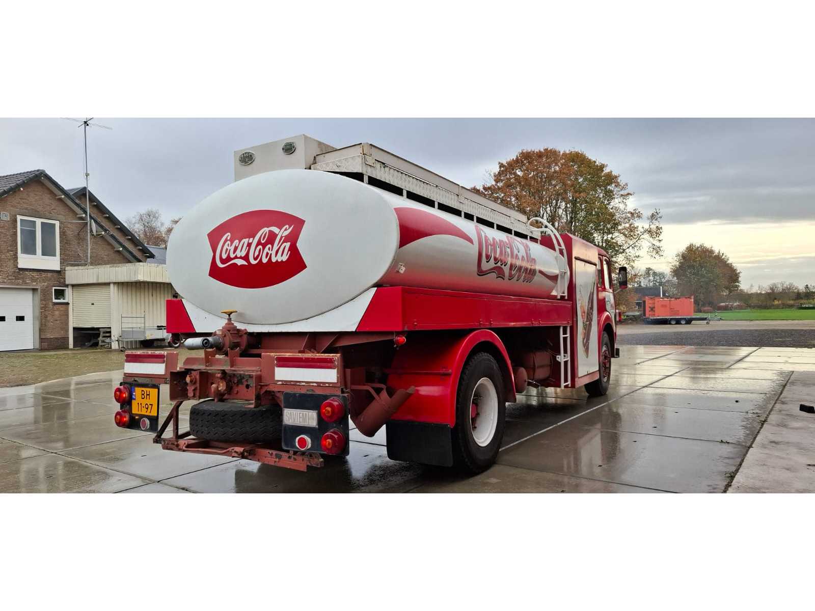Saviem JL29A tankvrachtwagen 1968 – Coca Cola, diesel, handgeschakeld