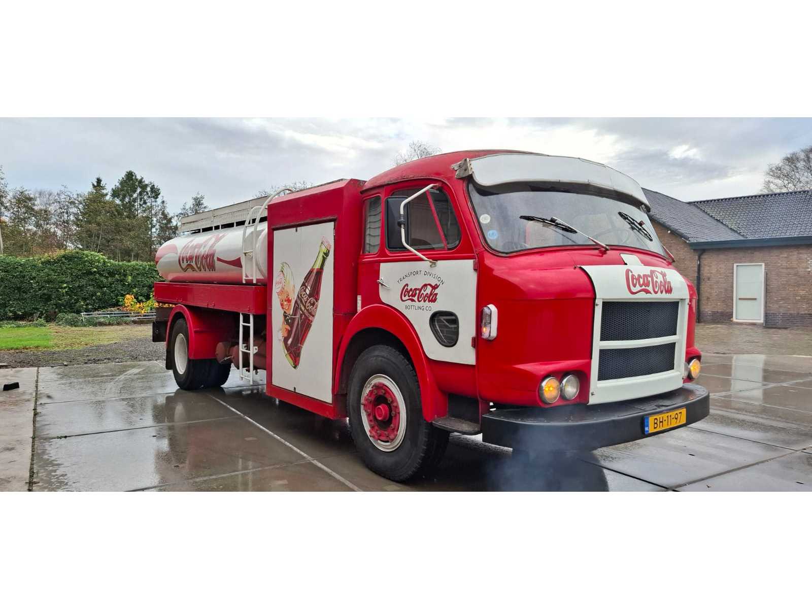Saviem JL29A tankvrachtwagen 1968 – Coca Cola, diesel, handgeschakeld